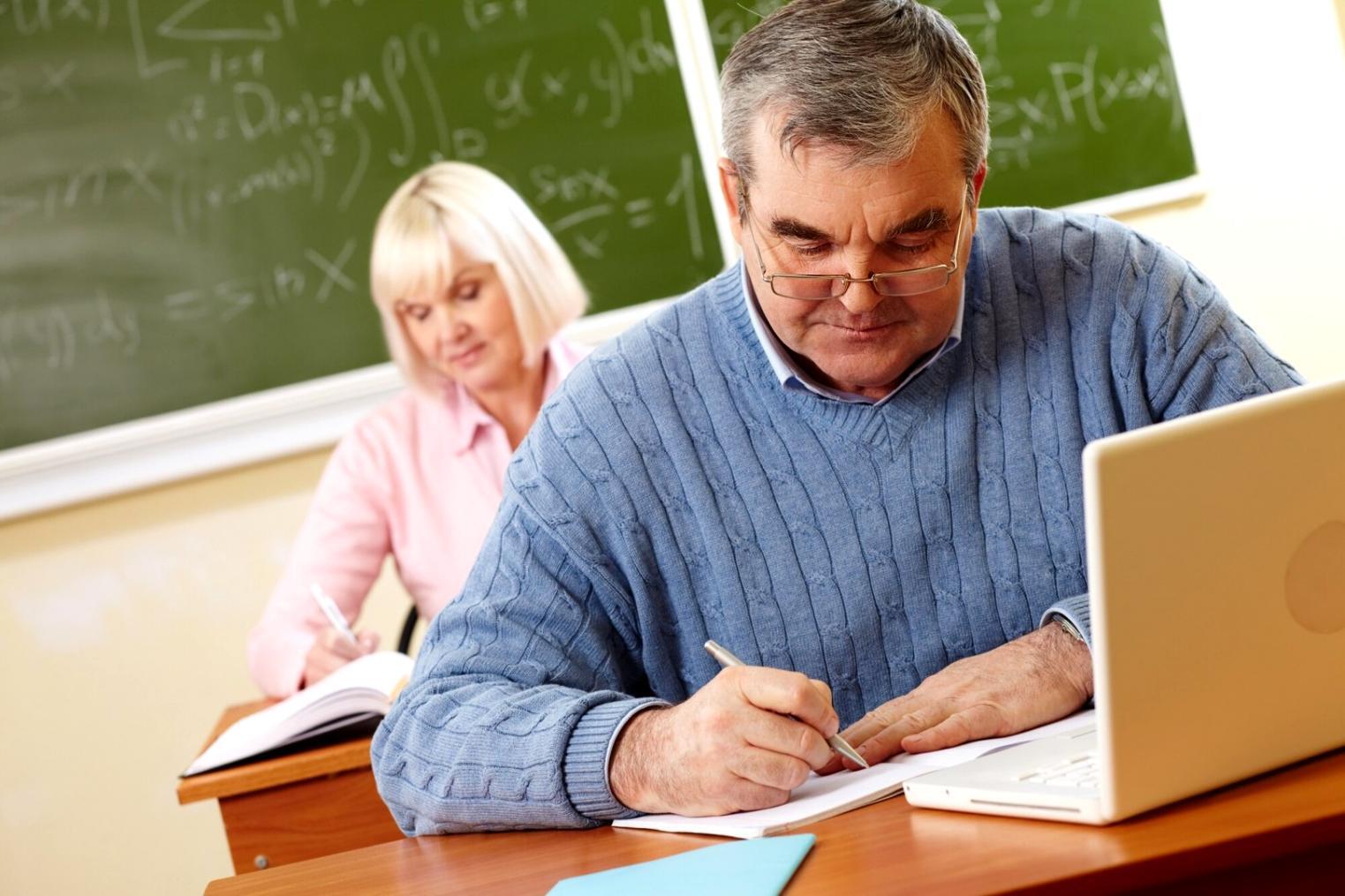 Studierende bei der Analyse von Finanzberichten