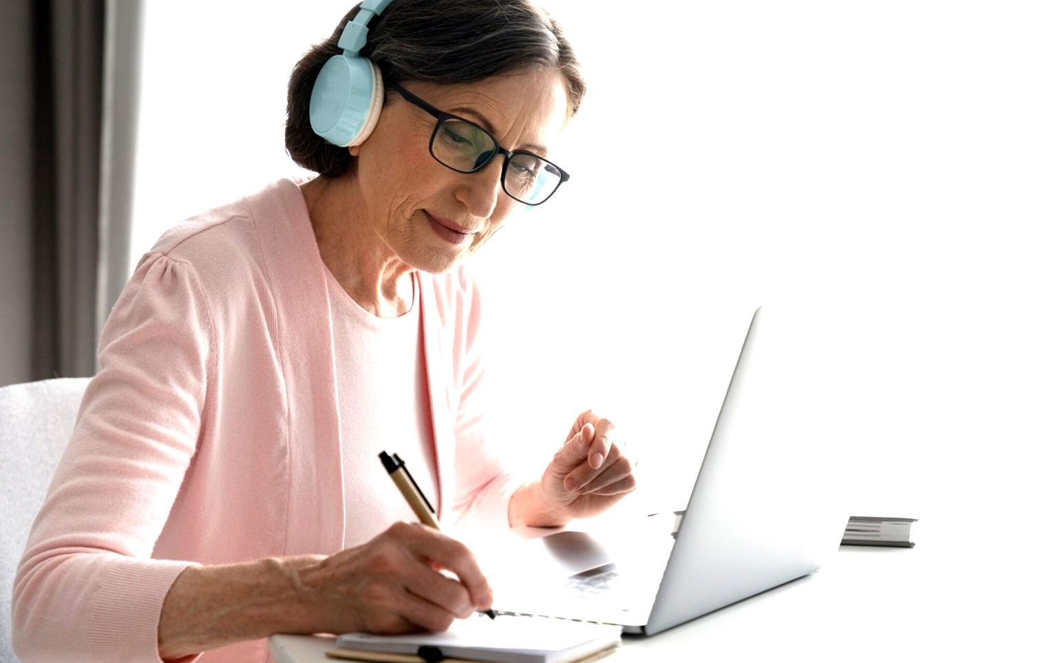 Teilnehmer beim gemeinsamen Arbeiten an Finanzanalysen